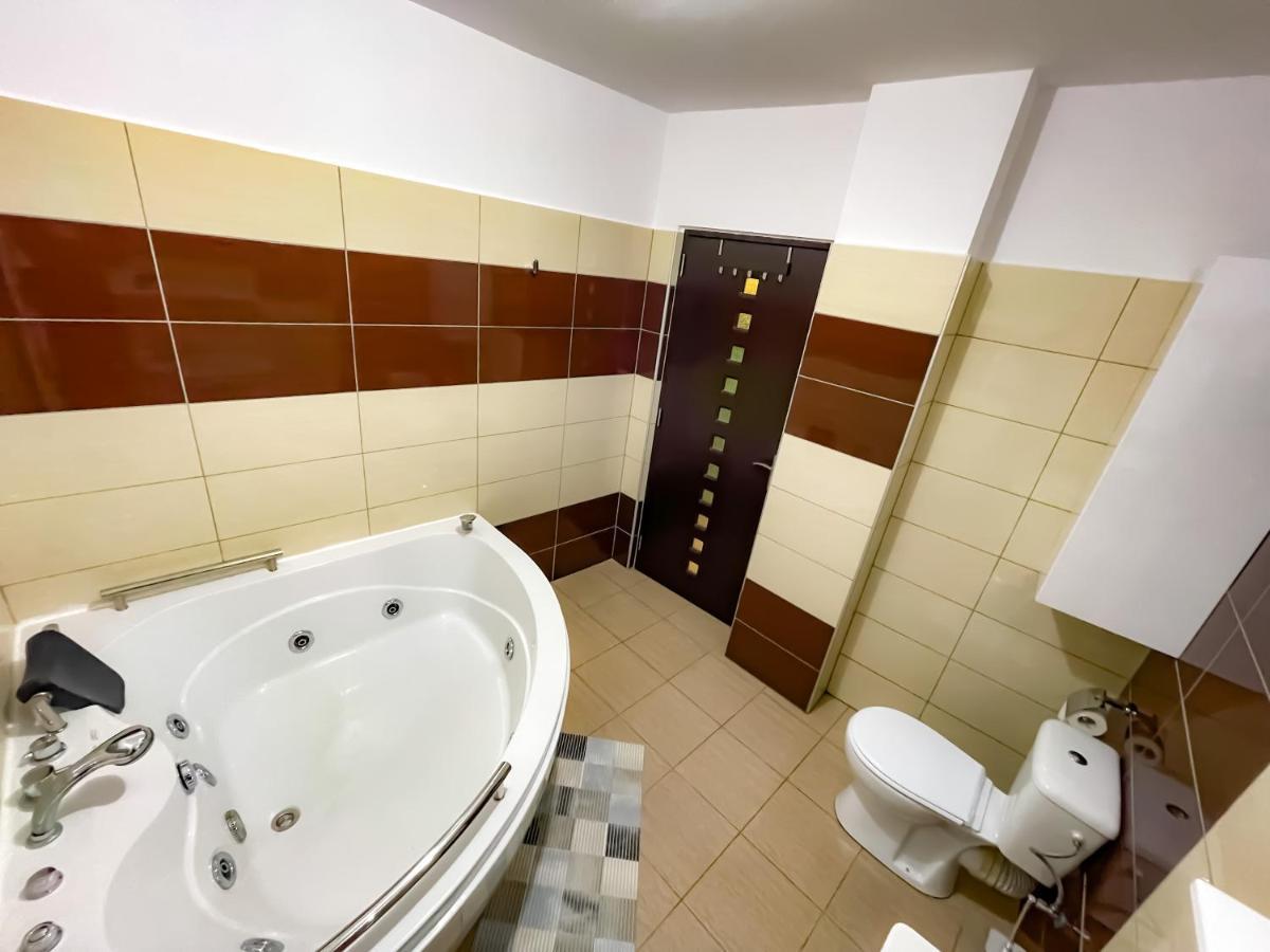 Cool Flat With Hot Tub In The Old Town Apartment บูคาเรสต์ ภายนอก รูปภาพ