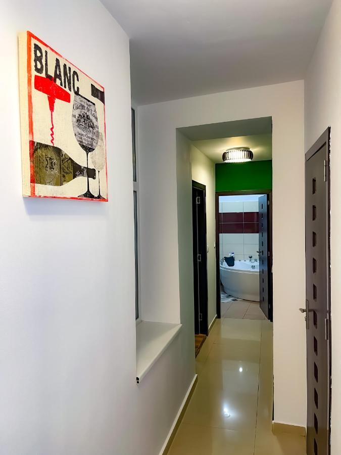 Cool Flat With Hot Tub In The Old Town Apartment บูคาเรสต์ ภายนอก รูปภาพ